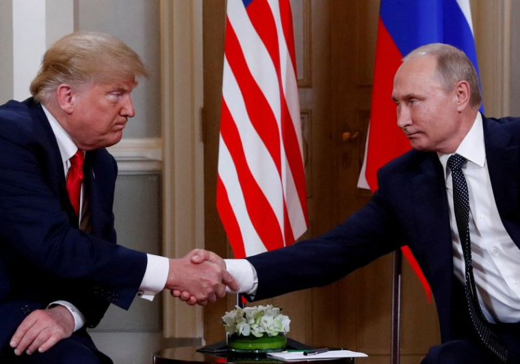 Le président américain Donald Trump et le président russe Vladimir Poutine se serrent la main lors de leur rencontre à Helsinki