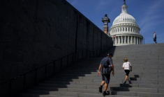 Des visiteurs grimpent les marches menant au Capitole de Washington, siège du Congrès américain, le 2 septembre 2026 ( AFP / Kent Nishimura )