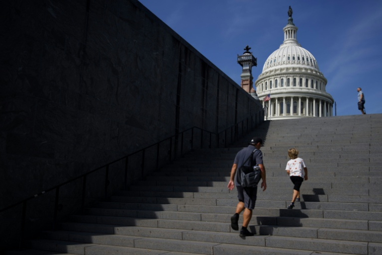 Des visiteurs grimpent les marches menant au Capitole de Washington, siège du Congrès américain, le 2 septembre 2026 ( AFP / Kent Nishimura )