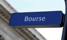 Le mot Bourse est visible sur un panneau près du Palais Brongniart, ancienne Bourse de Paris, situé Place de la Bourse à Paris