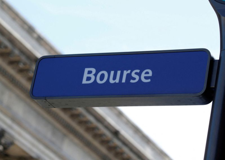 Le mot Bourse est visible sur un panneau près du Palais Brongniart, ancienne Bourse de Paris, situé Place de la Bourse à Paris