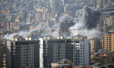 De la fumée s'élève de la banlieue sud de Beyrouth, où une frappe israélienne s'est produite à proximité d'un grand hôpital public, le 5 avril  2026.  ( AFP / ibrahim AMRO )