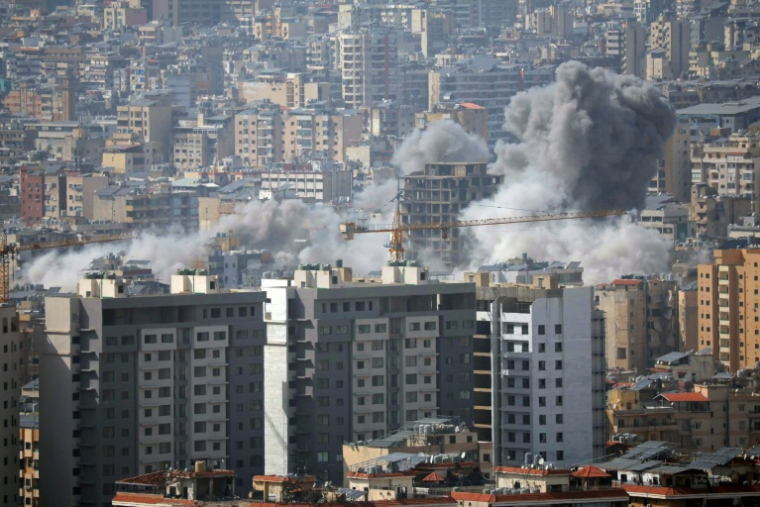 De la fumée s'élève de la banlieue sud de Beyrouth, où une frappe israélienne s'est produite à proximité d'un grand hôpital public, le 5 avril  2026.  ( AFP / ibrahim AMRO )