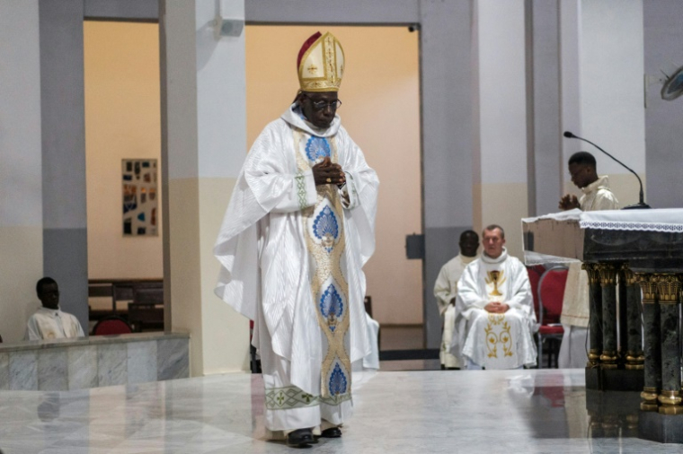 Le cardinal guinéen Robert Sarah assiste à une prière à la cathédrale Notre-Dame des Victoires à Dakar, le 4 décembre 2023 au Sénégal ( AFP / GUY PETERSON )