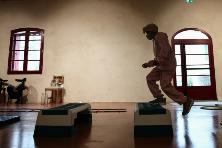 Keyssa, atteinte d'un cancer, fait des exercices dans la salle de sport du Château Sourire, géré par l'association Sourire à la vie et dédié au bien-être des enfants malades, le 23 janvier 2026 à Marseille ( AFP / Thibaud MORITZ )