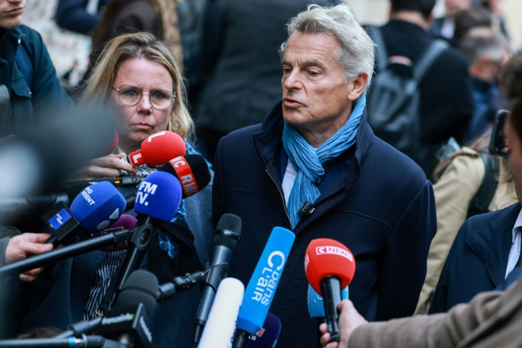 Le leader du Parti communiste et candidat à la présidentielle, Fabien Roussel, parle à la presse après une réunion avec le Premier ministre Sébastien Lecornu à Matignon, le 22 octobre 2026 à Paris ( AFP / Kenzo TRIBOUILLARD )