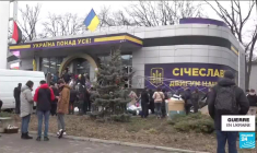 Guerre en Ukraine : combattre ou fournir des vivres, les Ukrainiens prêts à défendre leur pays