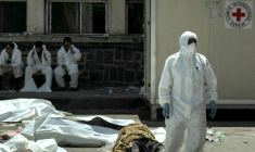 Des sacs renfermant les corps de victimes des récentes violences en attente de leur identification devant l'hôpital de Soueida, dans le sud de la Syrie, le 20 juillet 2025  ( AFP / Shadi AL-DUBAISI )