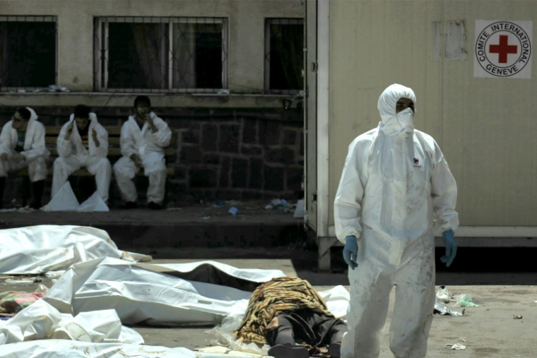 Des sacs renfermant les corps de victimes des récentes violences en attente de leur identification devant l'hôpital de Soueida, dans le sud de la Syrie, le 20 juillet 2025 ( AFP / Shadi AL-DUBAISI )