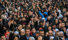 Une manifestation contre les attaques des forces gouvernementales syriennes, à Diyarbakir, en Turquie, le 19 janvier 2026 ( AFP / Ilyas AKENGIN )