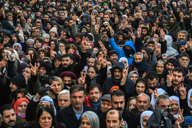 Une manifestation contre les attaques des forces gouvernementales syriennes, à Diyarbakir, en Turquie, le 19 janvier 2026 ( AFP / Ilyas AKENGIN )