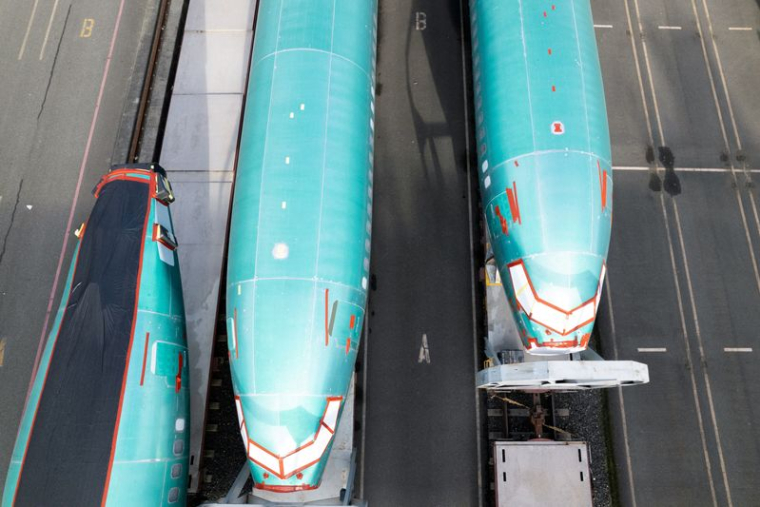 Des fuselages de Boeing 737 MAX sur des wagons dans une gare de triage à Seattle
