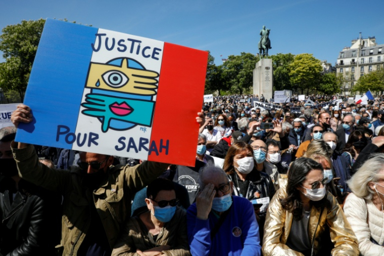 Une pancarte "Justice for Sarah" lors d'un rassemblent place du Trocadéro à Paris, le 25 avril 2021, pour réclamer justice pour le meurtre de Sarah Halimi en 2017  ( AFP / GEOFFROY VAN DER HASSELT )