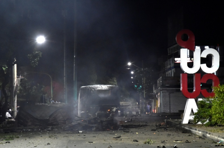 Des policiers établissent un cordon après l'explosion d'un camion bourré d'explosif près d'un commissariat de police dans la ville colombienne de Cúcuta, près de la frontière avec le Venezuela, le 1er août 2026  ( AFP / Schneyder Mendoza )