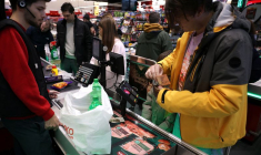 Un homme dans le magasin Fantastico, le jour de l'adhésion du pays à la zone euro, à Sofia
