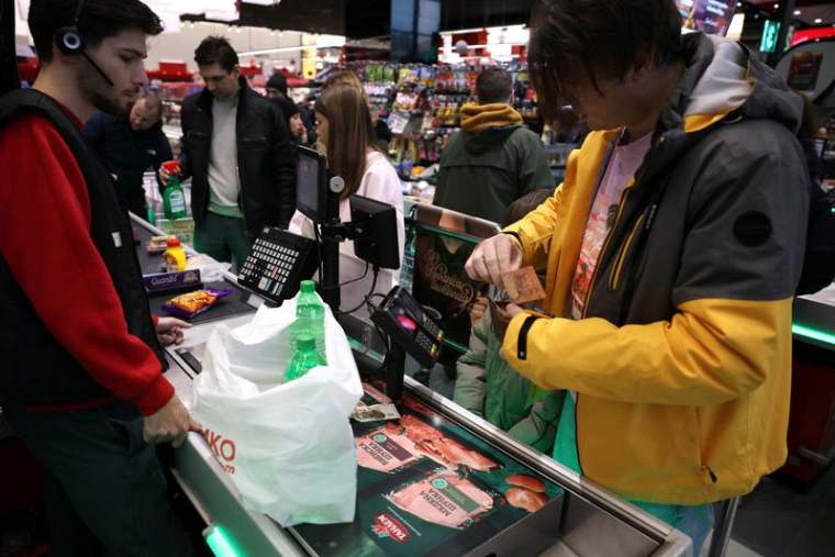 Un homme dans le magasin Fantastico, le jour de l'adhésion du pays à la zone euro, à Sofia