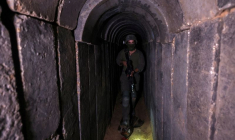 Un soldat israélien traverse un tunnel sous l'hôpital Al Shifa dans la ville de Gaza