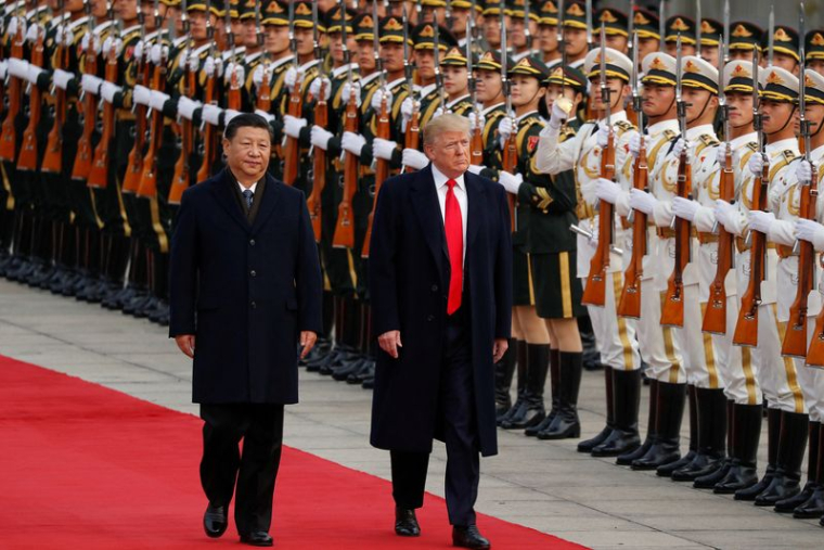 Le président américain Donald Trump participe à une cérémonie d'accueil avec le président chinois Xi Jinping à Pékin