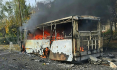 Cette photo publiée par le bureau du procureur de la région de Donetsk, dans l'Est de l'Ukraine, montre l'un des bus détruits par une frappe russe à Kramatorsk, proche de la ligne de front, le 8 octobre 2026 ( Donetsk Region Prosecutor's Office / Handout )
