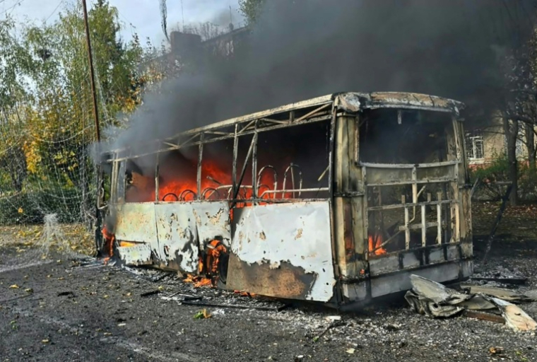 Cette photo publiée par le bureau du procureur de la région de Donetsk, dans l'Est de l'Ukraine, montre l'un des bus détruits par une frappe russe à Kramatorsk, proche de la ligne de front, le 8 octobre 2026 ( Donetsk Region Prosecutor's Office / Handout )