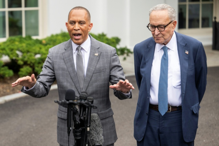 Le chef de la minorité démocrate à la Chambre des représentants, Hakeem Jeffries, parle à la presse à l'extérieur de la Maison Blanche après une rencontre avec Donald Trump, aux côtés du chef de la minorité démocrate au Sénat, Chuck Schumer, à Washington, le 29 septembre 2025 ( AFP / Jim WATSON )
