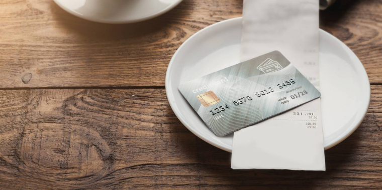 Fin de l'imposition pour les pourboires par carte bancaire - iStock-Prostock-Studio