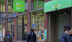 Des personnes à côté d'un Job Centre Plus à Londres