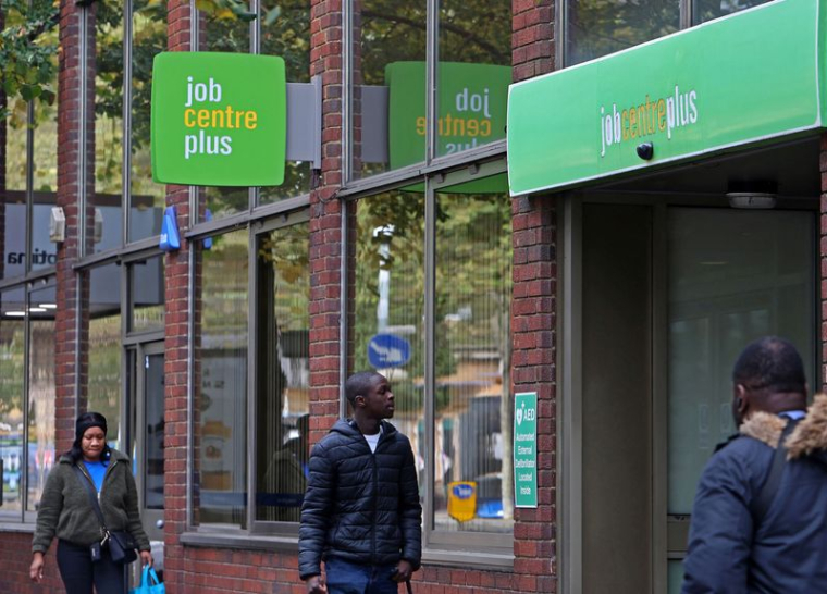 Des personnes à côté d'un Job Centre Plus à Londres
