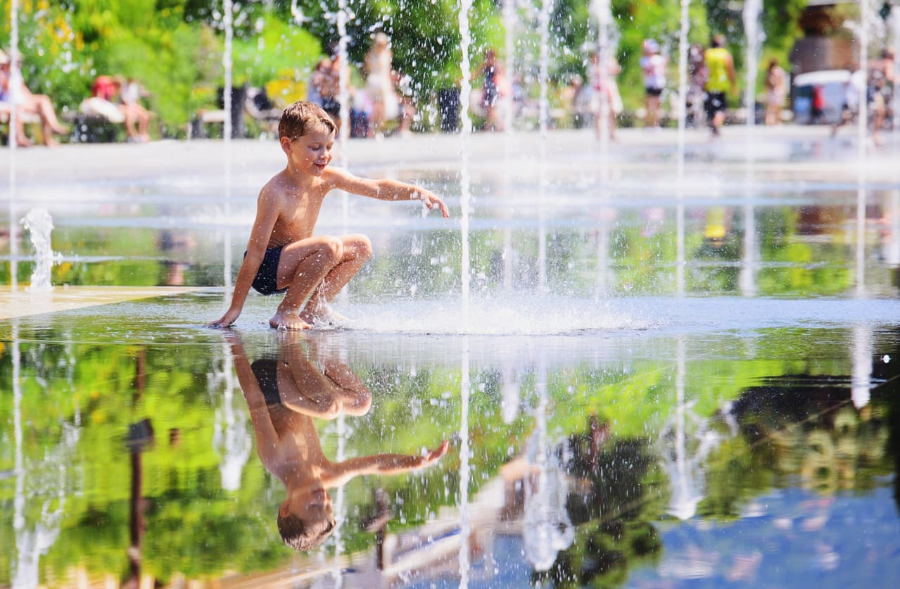 Avez-vous songé à ces endroits (souvent gratuits) qui peuvent vous soulager pendant la canicule ? (Visuel Adobe Stock)