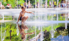 Avez-vous songé à ces endroits (souvent gratuits) qui peuvent vous soulager pendant la canicule ? (Visuel Adobe Stock)