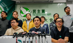 Lo Kin-hei (C), le dirigeant du Parti démocrate lors d’une conférence de presse, le 14 décembre 2025 à Hong Kong ( AFP / Leung Man Hei )