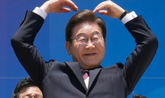 Le président sud-coréen Lee Jae-myung fait fait un cœur avec les bras à l'intention de ses partisans réunis devant l'Assemblée nationale, à Séoul, le 4 juin 2025 ( POOL / Lee Jin-man )
