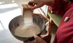 La vendeuse de riz Miki Yamada dans son bureau à Tokyo, le 14 février 2025 ( AFP / Yuichi YAMAZAKI )