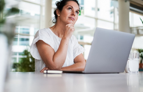 (La mesure d'abaissement de la franchise en base de TVA est reportée en juin 2025. D'ici là, comment anticiper son application ?- Crédit photo : Adobe Stock)