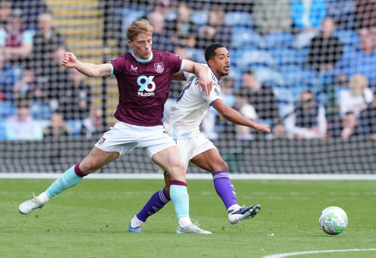 Aston Villa cale à Burnley, Nottingham Forest assure son maintien contre Newcastle