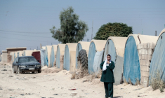 Une femme kurde syrienne déplacée, originaire de la ville de Ras al-Aïn, dans le camp de déplacés d'al-Talaeh, à Hassaké, dans le nord-est de la Syrie, le 23 juillet 2026 ( AFP / Delil SOULEIMAN )