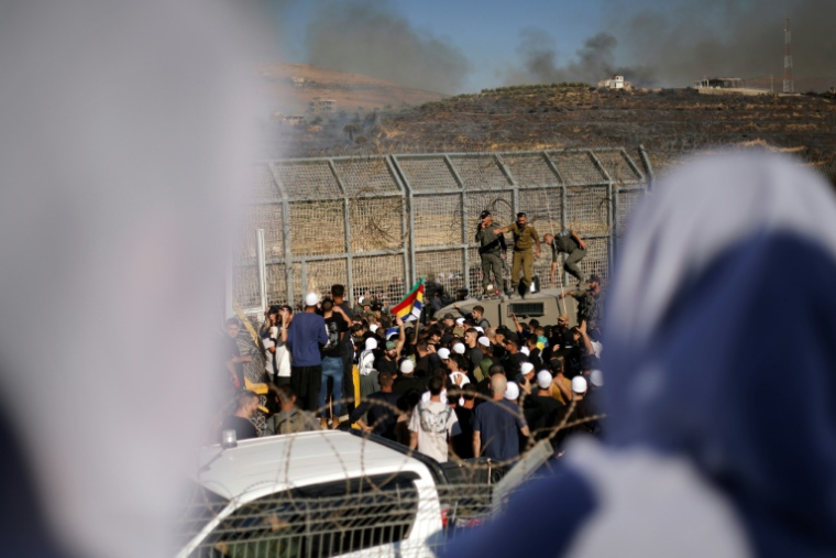 Des druzes tentent d'entrer en Syrie depuis la partie du plateau du Golan annexée par Israël, près de Majdal Shams le 16 juillet 2025 ( AFP / Jalaa MAREY )