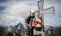 Patrick et Cathy, lisent le "Tinder des montagnes" au sommet de la Wandflue dans le canton de Fribourg, en Suisse, le 3 août 2025 ( AFP / GABRIEL MONNET )