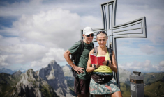 Patrick et Cathy, lisent le "Tinder des montagnes" au sommet de la Wandflue dans le canton de Fribourg, en Suisse, le 3 août 2025 ( AFP / GABRIEL MONNET )