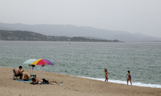 Une plage d'Ajaccio, en Corse, atteinte par une pollution aux particules fines, provoquée par des poussières désertiques, le 27 août 2026  ( AFP / Pascal POCHARD-CASABIANCA )
