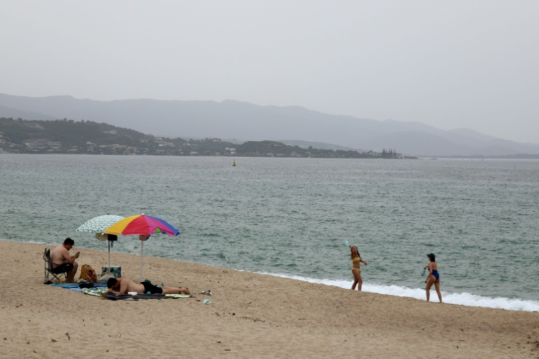 Une plage d'Ajaccio, en Corse, atteinte par une pollution aux particules fines, provoquée par des poussières désertiques, le 27 août 2026  ( AFP / Pascal POCHARD-CASABIANCA )
