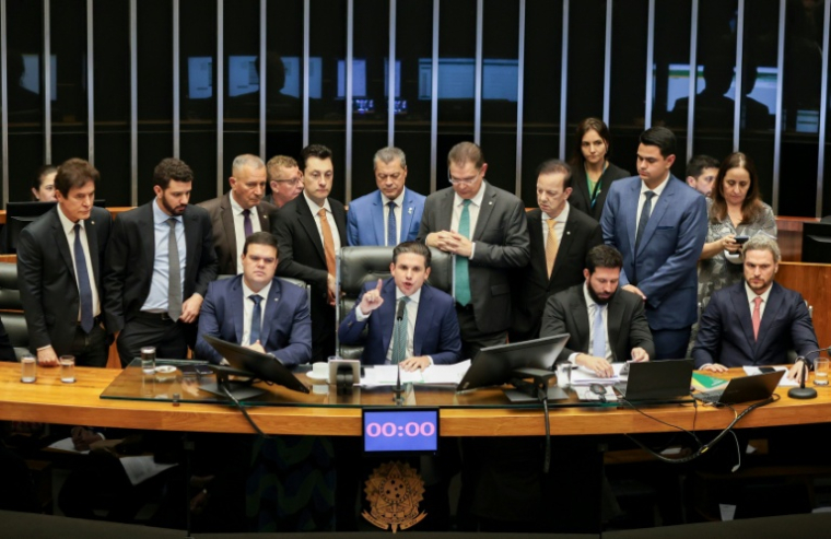Le président de la Chambre des députés brésilienne, Hugo Motta, prend la parole pendant l'examen d'une proposition de loi visant à réduire la peine de l'ex-président Jair Bolsonaro, le 9 décembre 2025 à Brasilia ( AFP / Sergio LIMA )