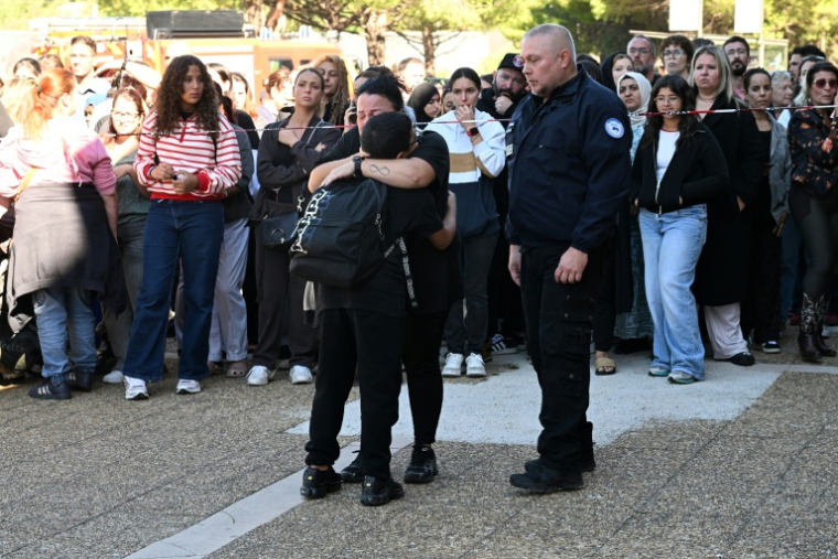 Parents et élèves devant le collège Joseph-Lakanal à Aubagne, le 12 octobre 2026  ( AFP / Miguel MEDINA )