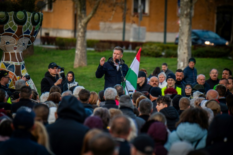 L'opposant hongrois Peter Magyar tient un discours devant ses partisans, le 1er avril 2025 à Kazincbarcika ( AFP / Ferenc ISZA )