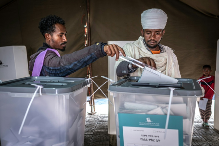 Un électeur dépose son bulletin de vote à Addis-Abeba, le 1er juin 2026, lors des élections législatives, en Ethiopie ( AFP / Marco Simoncelli )