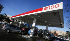 Des voitures s'arrêtent à une station-service Esso à Richmond Hill
