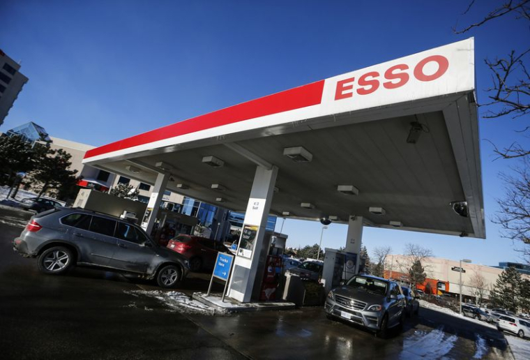Des voitures s'arrêtent à une station-service Esso à Richmond Hill