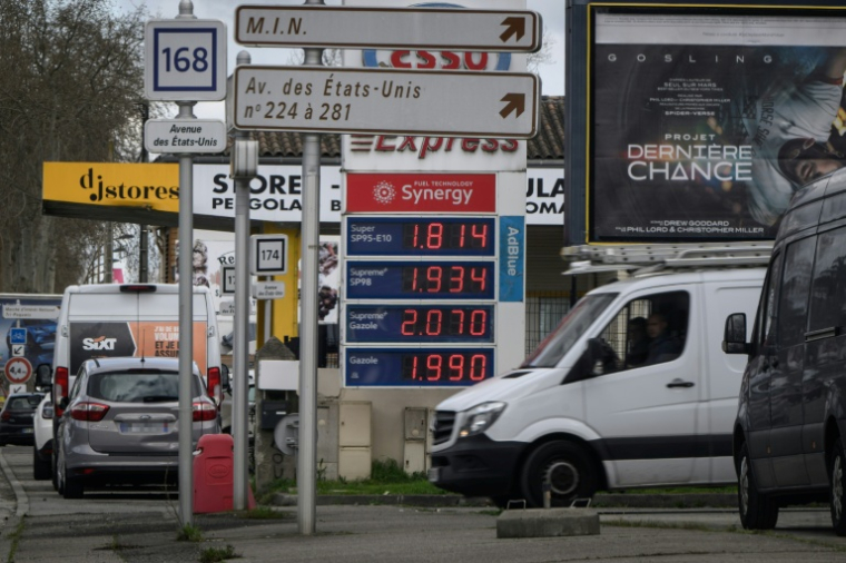 Les prix des carburants affichés dans une station-service à Toulouse, le 9 mars 2026 ( AFP / Ed JONES )