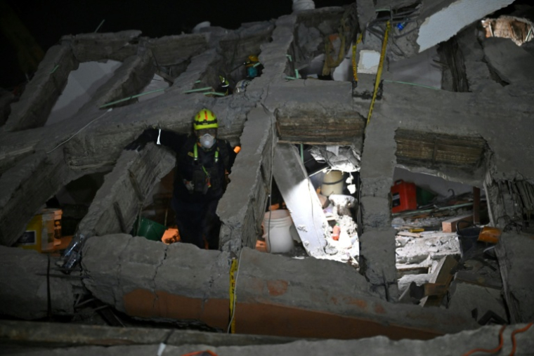 Un secouriste recherche des survivants à Cali, en Colombie, le 12 août 2026 ( AFP / Raul ARBOLEDA )