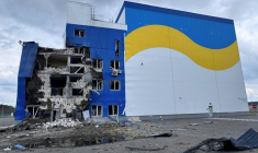 Cette photographie publiée par l'opérateur nucléaire ukrainien Energoatom le 7 juin 2026 montre les dégâts causés après une frappe de drone russe le même jour sur un bâtiment de stockage dans la zone d'exclusion de Tchernobyl, selon Kiev ( Ukraine's Energoatom nuclear energy operator / Handout )
